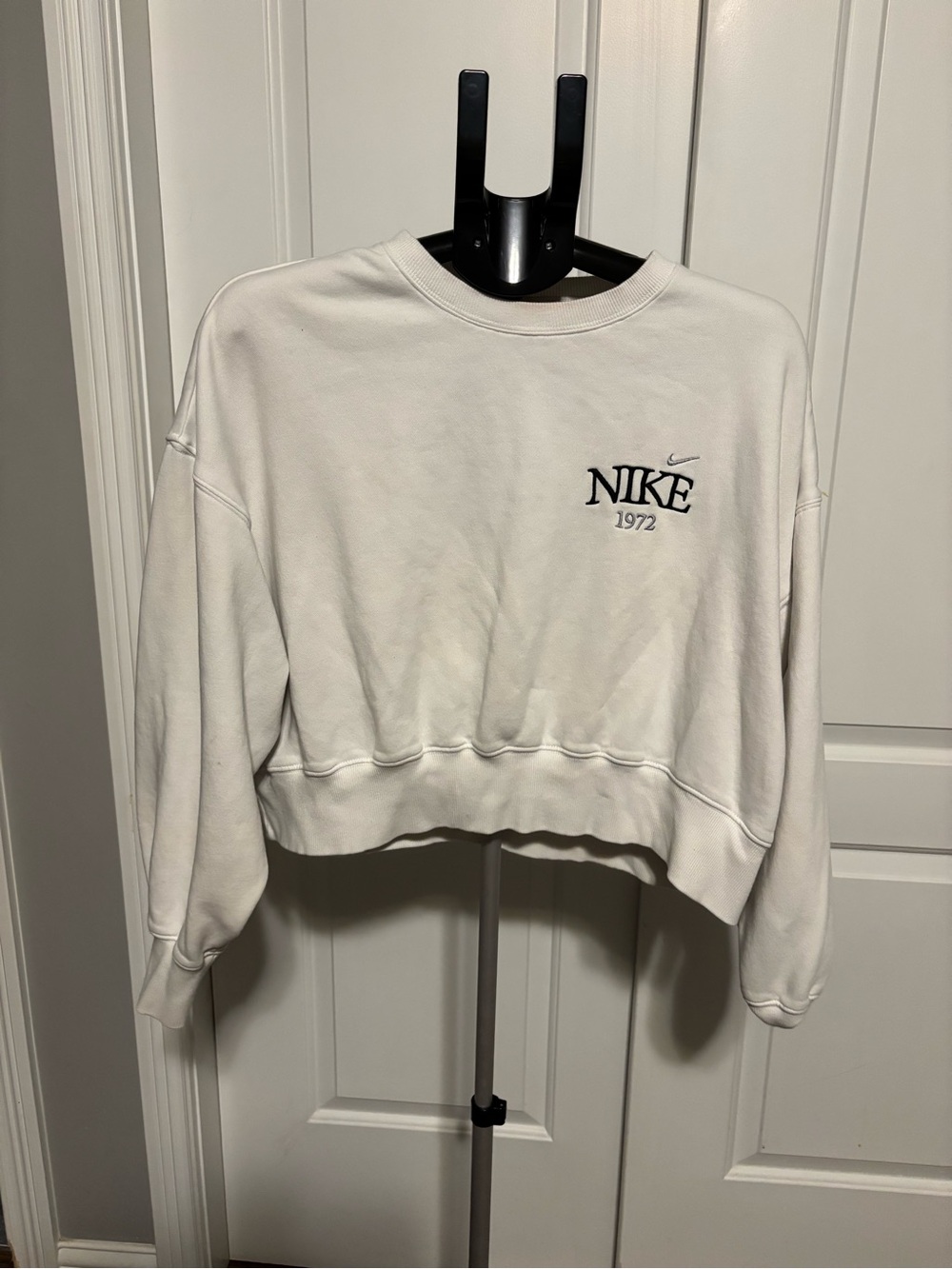 Nike Women's White Cropped Crew Sweatshirt with Embroidered Logo